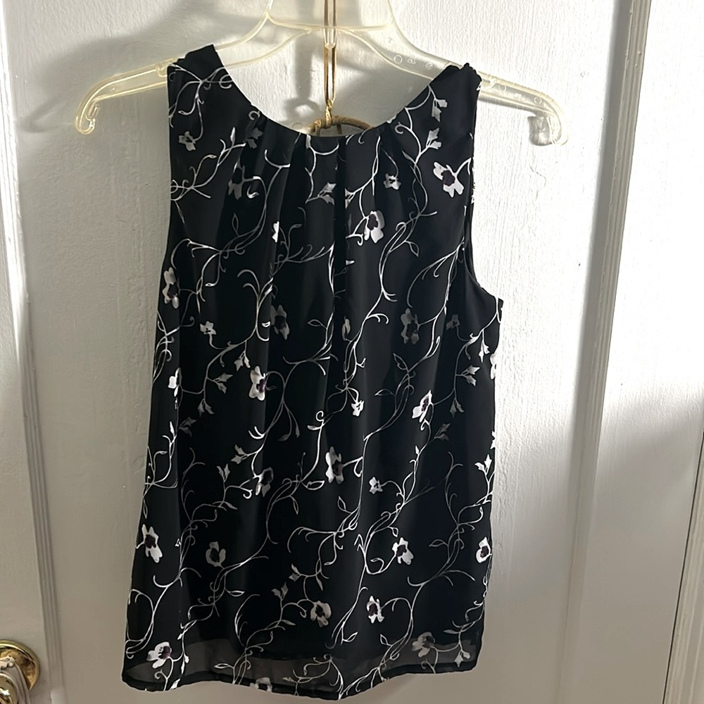 Sleeveless patterned blouse with back zipper